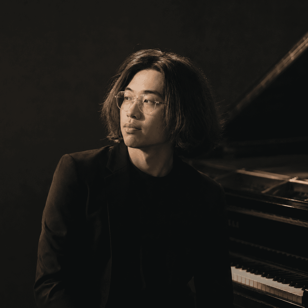 Yu-Cheng Huang（黃鈺丞） portrait beside a piano